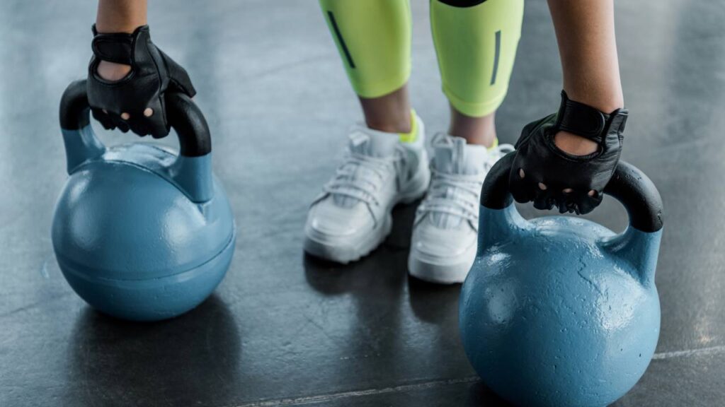 Como fortalecer todo o corpo com apenas um kettlebell