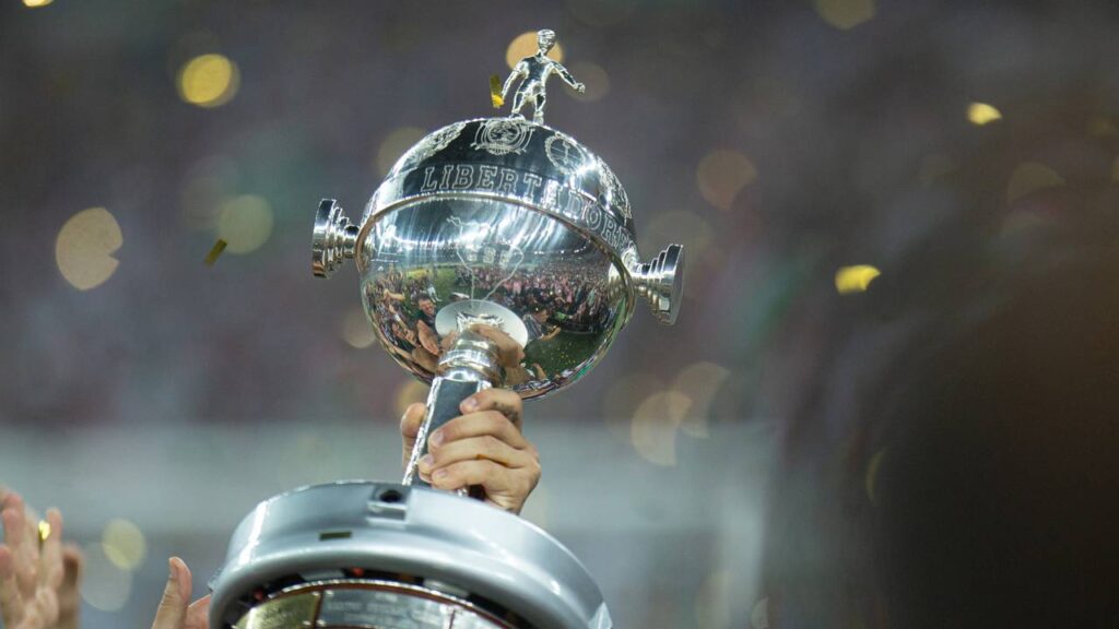 Quem ganha a Libertadores? IA projeta final intensa