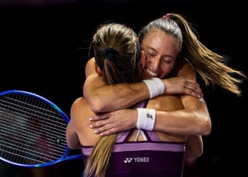 Luisa Stefani e Timea Babos se abraçando
