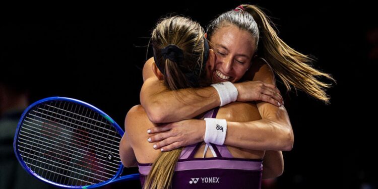 Luisa Stefani e Timea Babos se abraçando