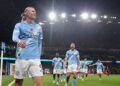 Jogadores do Manchester City comemorando gol sobre o Liverpool