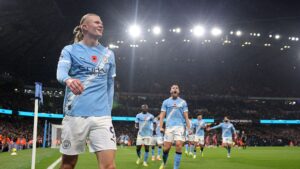 Jogadores do Manchester City comemorando gol sobre o Liverpool