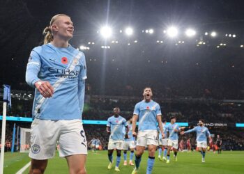 Jogadores do Manchester City comemorando gol sobre o Liverpool