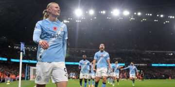 Jogadores do Manchester City comemorando gol sobre o Liverpool