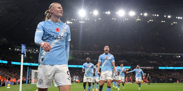 Jogadores do Manchester City comemorando gol sobre o Liverpool