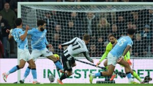 Lance do jogo entre Newcastle e Manchester City