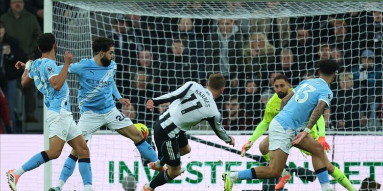 Lance do jogo entre Newcastle e Manchester City