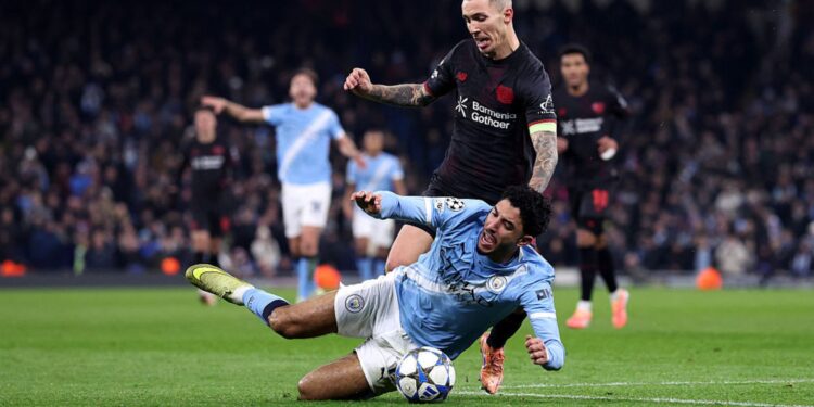 Lance do jogo entre Manchester City e Bayer Leverkusen