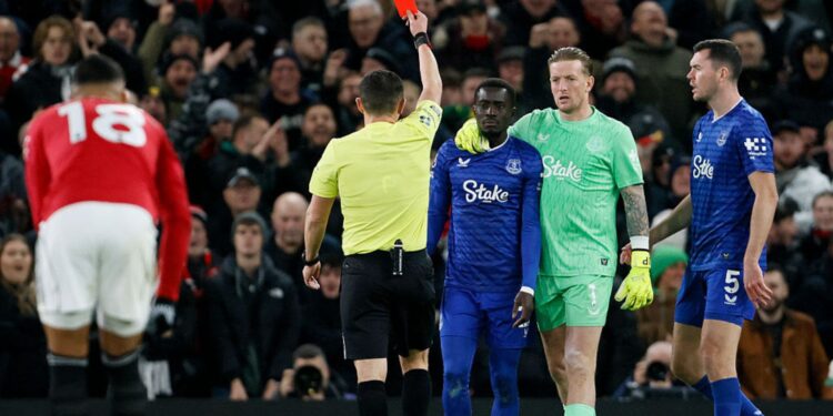 Momento em que Gueye recebe cartão vermelho contra o Manchester United