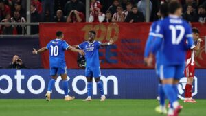 Mbappé e Vini Jr comemorando gol do Real Madrid