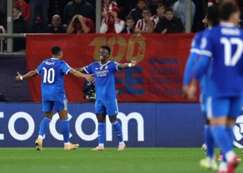 Mbappé e Vini Jr comemorando gol do Real Madrid