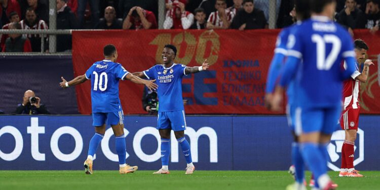 Mbappé e Vini Jr comemorando gol do Real Madrid