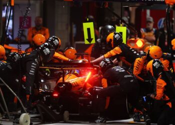 Oscar Piastri em pitstop da McLaren