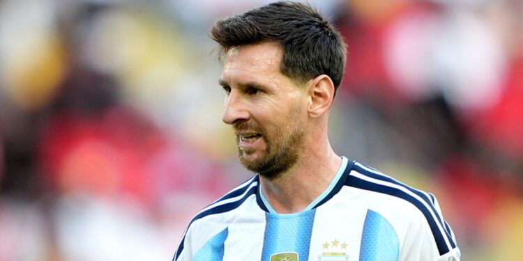 Messi em ação no amistoso contra Angola