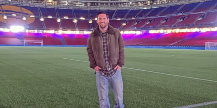 Messi durante visita ao Camp Nou