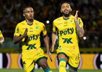 Jogadores do Mirassol comemorando gol