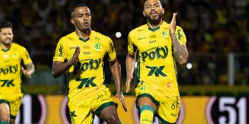 Jogadores do Mirassol comemorando gol