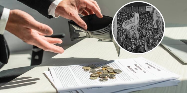 Torcida do Paraná Clube em preto e branco em mosaico ao lado de homem com carteira e poucas moedas - Créditos: Beatriz Terres e Créditos: depositphotos.com / IgorVetushko