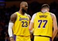 LeBron e Doncic durante jogo dos Lakers pela NBA