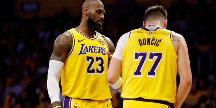 LeBron e Doncic durante jogo dos Lakers pela NBA