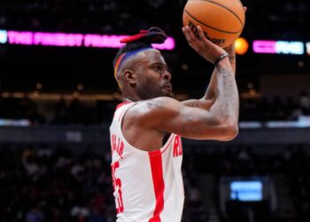 Reggie Bullock em jogo da NBA