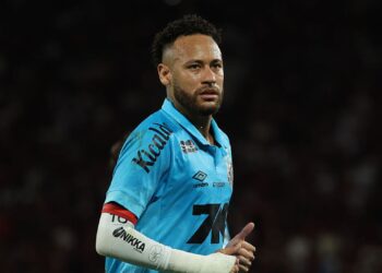 Neymar em ação pelo Santos contra o Flamengo