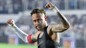 Neymar comemora vitória na Vila Belmiro