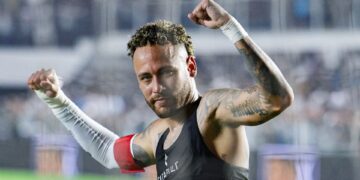 Neymar comemora vitória na Vila Belmiro