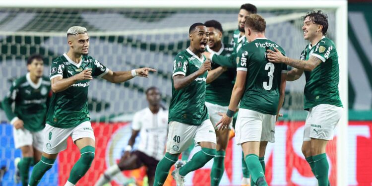 Jogadores do Palmeiras comemorando gol