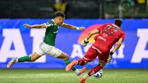 Lance do primeiro gol de Vitor Roque em Palmeiras x Santos