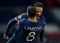 Neymar e Paredes se abraçando em época do PSG