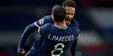 Neymar e Paredes se abraçando em época do PSG
