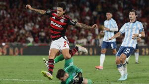 Pedro durante jogo do Flamengo
