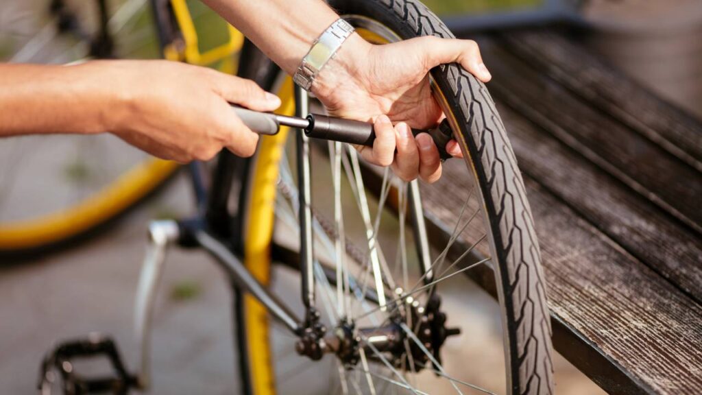 O que todo ciclista esperto carrega para não ficar na estrada
