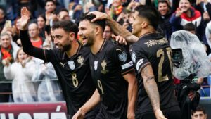 Jogadores de Portugal comemorando gol contra a Armênia