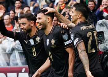 Jogadores de Portugal comemorando gol contra a Armênia