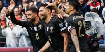 Jogadores de Portugal comemorando gol contra a Armênia