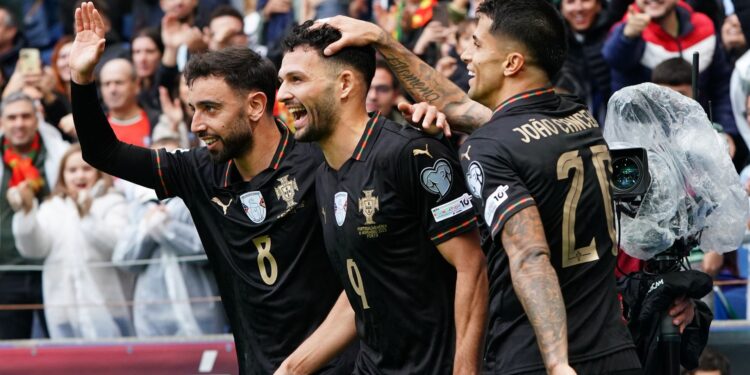 Jogadores de Portugal comemorando gol contra a Armênia