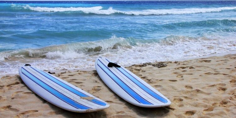 Pranchas de surf que ajudam iniciantes a pegar ondas com facilidade