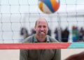 Príncipe William jogando vôlei no RJ