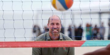 Príncipe William jogando vôlei no RJ