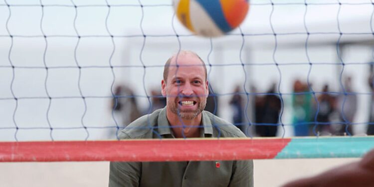 Príncipe William jogando vôlei no RJ