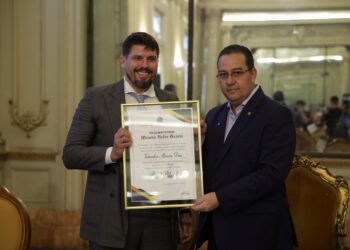 Raul Blank recebeu homenagem das mãos de Marcos Dias - Foto: Divulgação