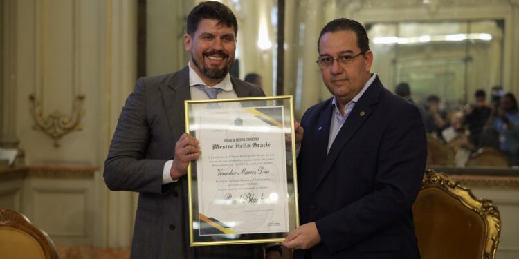 Raul Blank recebeu homenagem das mãos de Marcos Dias - Foto: Divulgação