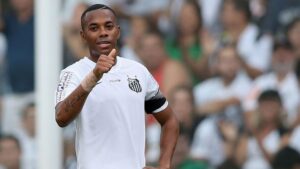 Robinho durante jogo do Santos em 2015
