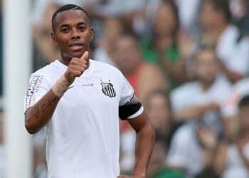 Robinho durante jogo do Santos em 2015