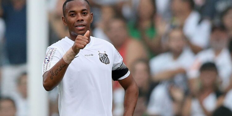 Robinho durante jogo do Santos em 2015
