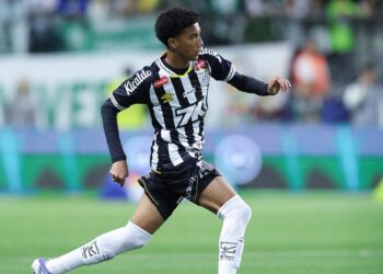 Robinho Jr durante jogo do Santos