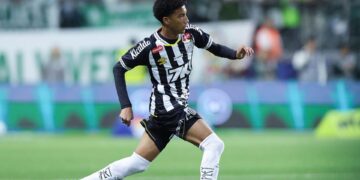 Robinho Jr durante jogo do Santos