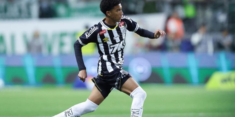 Robinho Jr durante jogo do Santos